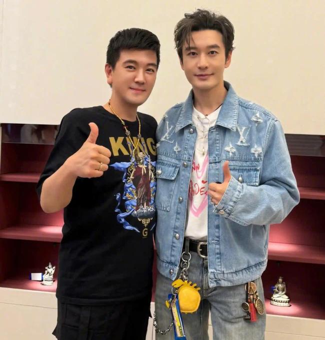 杨子晒与黄晓明聚会照 美颜太过遭网友疯狂吐槽