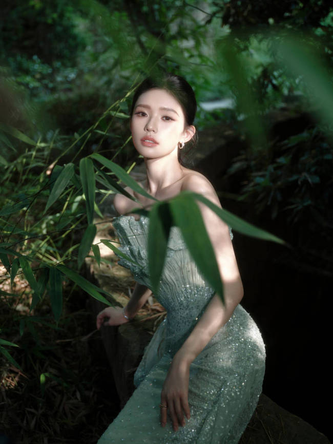 林允穿青色抹胸纱裙美艳十足 秀白皙美背婀娜多姿