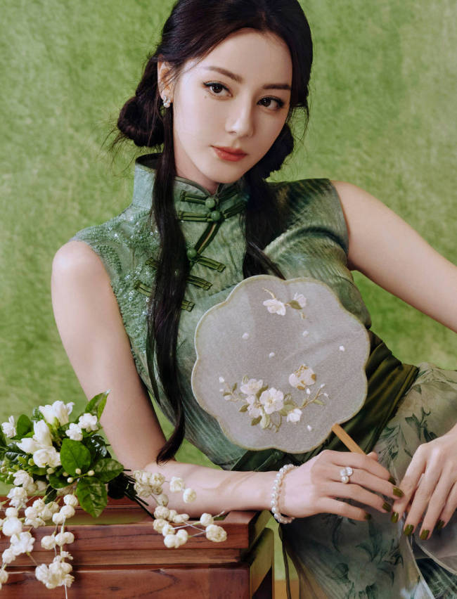 迪丽热巴穿旗袍裙极具国风雅韵！宛如花仙芳香四溢