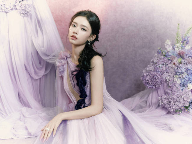 林允斜肩纱裙秀性感身材 手撑花伞秒变紫罗兰仙女