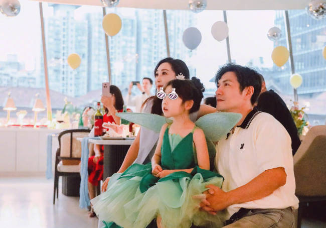 嚴屹寬曬照為女兒慶祝7歲生日 全家同框其樂融融