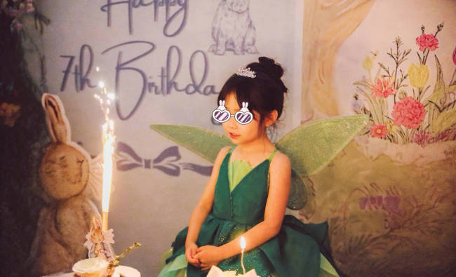 嚴屹寬曬照為女兒慶祝7歲生日 全家同框其樂融融
