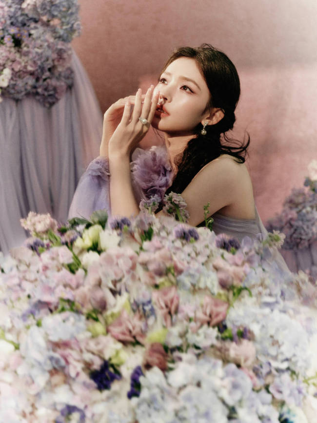 林允斜肩纱裙秀性感身材 手撑花伞秒变紫罗兰仙女