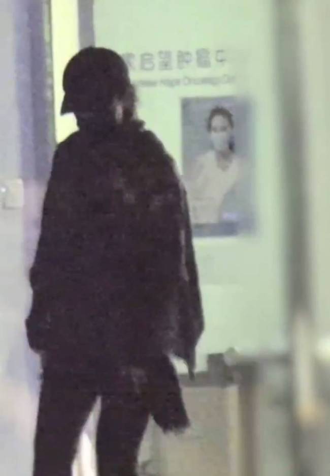 刘亦菲被拍到聚餐后去医院 披棋格纹围巾包裹严实