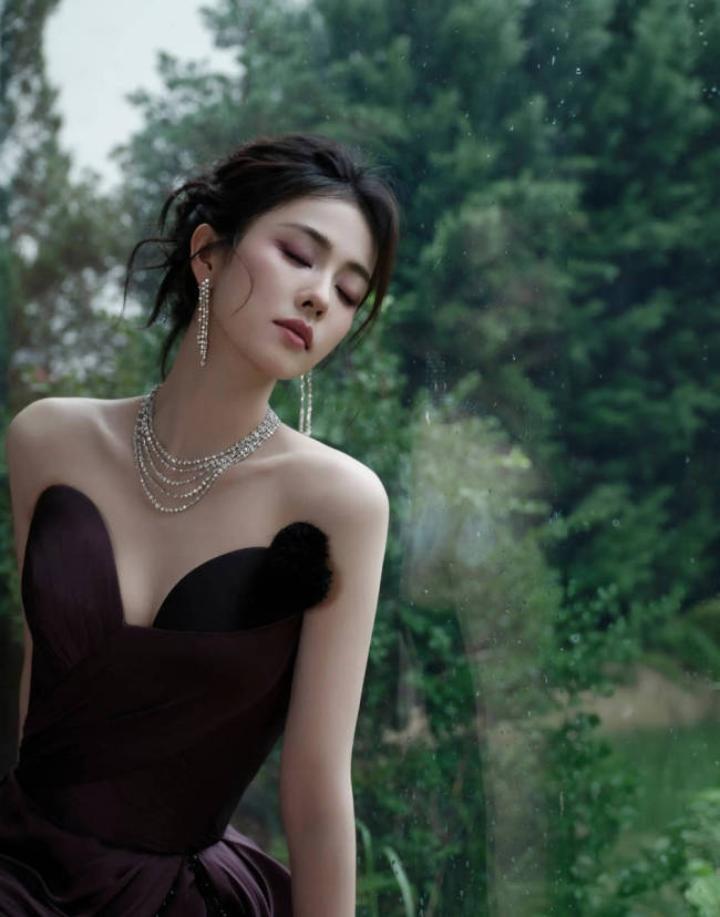白鹿一袭暗夜紫宛如优雅天鹅 涂黑色指甲油好亮眼