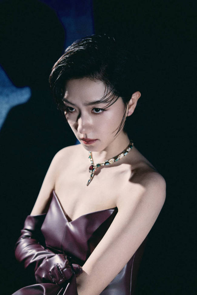 万茜穿紧身皮裙又美又飒 眼神清冷犀利气场全开