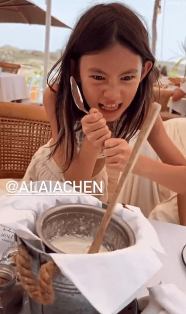 陈冠希带女儿外出度假好惬意 8岁Alaia戴俏皮草帽