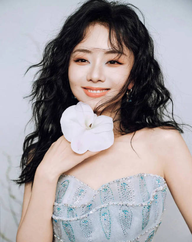 谭松韵穿水晶孔雀礼裙清新靓丽 波浪卷发宛如公主