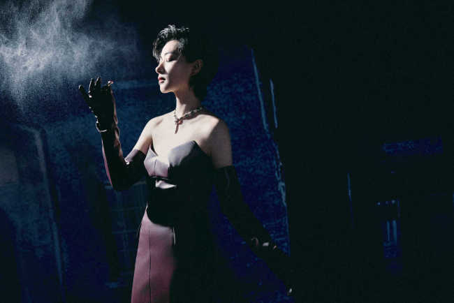 万茜穿紧身皮裙又美又飒 眼神清冷犀利气场全开