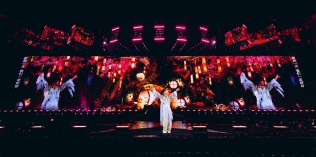 周深「深深的」巡回演唱会青岛站落幕 结合在地文化打造“城市级文化事件”