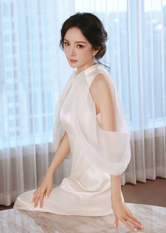 杨幂秒变“白月光”美人 气质优雅温柔身材超好