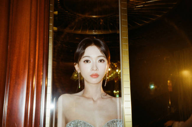 吴谨言化身守旧摩登女郎 抹胸亮片勾画唯妙肉体