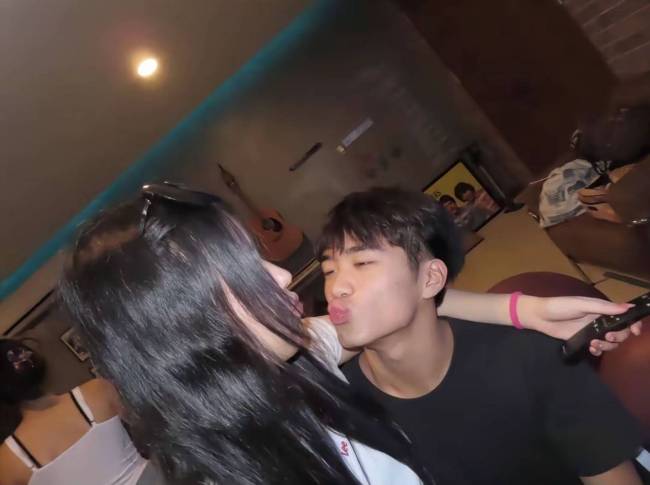 曹格儿子Joe恋爱了！抱着女友甜蜜亲吻大方秀恩爱