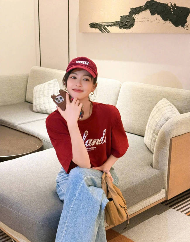 唐嫣穿红色T恤打扮时髦 嘟嘴卖萌甜笑状态似少女