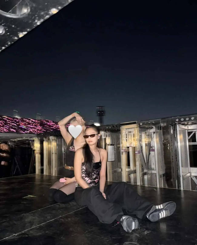 Jennie晒演唱会合照 给朴彩英脸部打码惹争议
