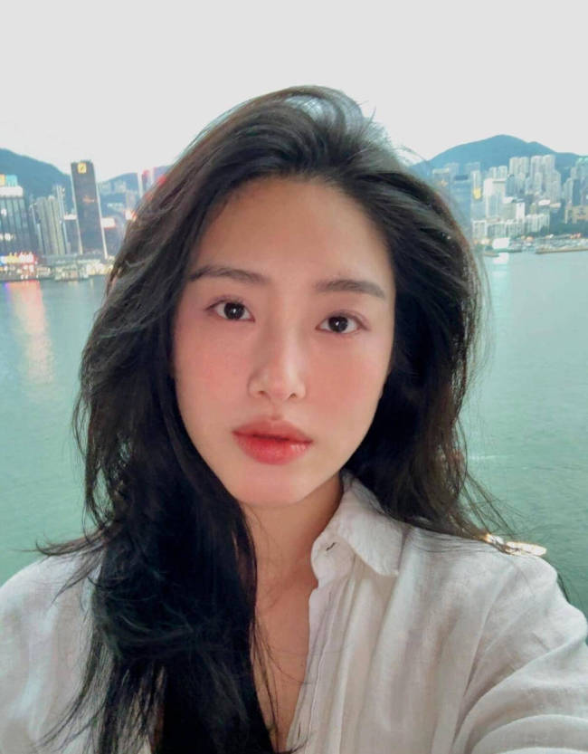 杨采钰晒近照穿衬衫小腹平坦 疑似已生产完