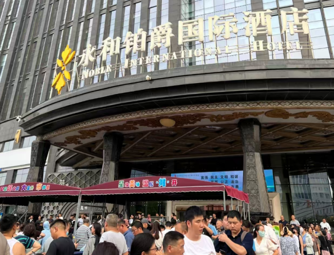 被逼急的五星级酒店，做了违背祖宗的决定 摆摊求生