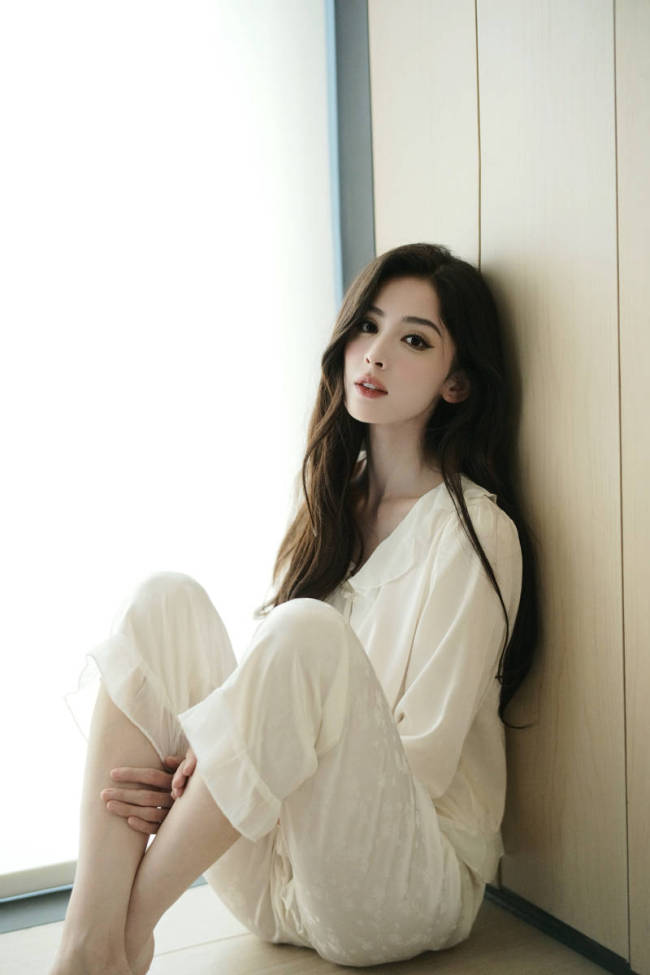 娜扎夏日清凉睡衣照曝光！皮肤白嫩水灵似清纯少女