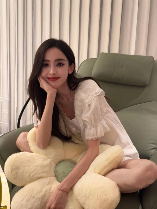 娜扎夏日清凉睡衣照曝光！皮肤白嫩水灵似清纯少女