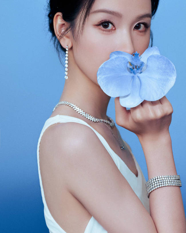 陈都灵穿紧身长裙气质清冷 展露曼妙身姿曲线迷人