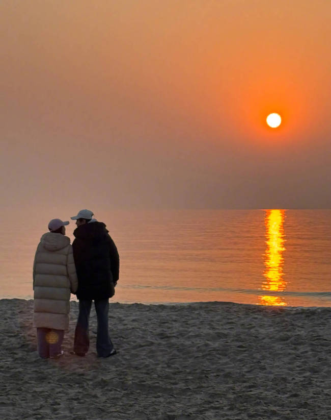 董璇晒与张维伊合照 两人海边依偎看夕阳幸福甜蜜