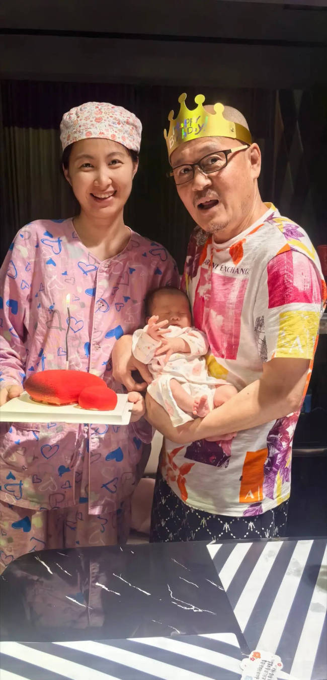 “光头李进”终于当爸！小25岁娇妻为他诞下儿子