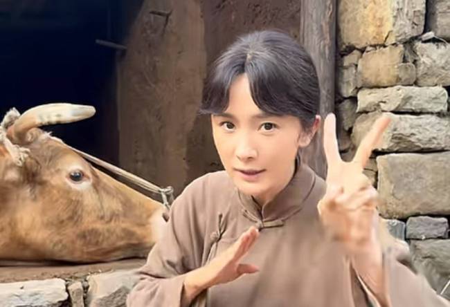 杨幂比耶对镜怼脸自拍 双眼灵动又美又萌