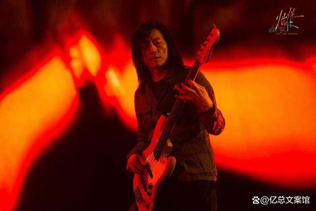 汪峰悲痛悼念25年音樂搭檔，貝斯手“伢子”胃癌離世，終年52歲 全網超2億次話題討論