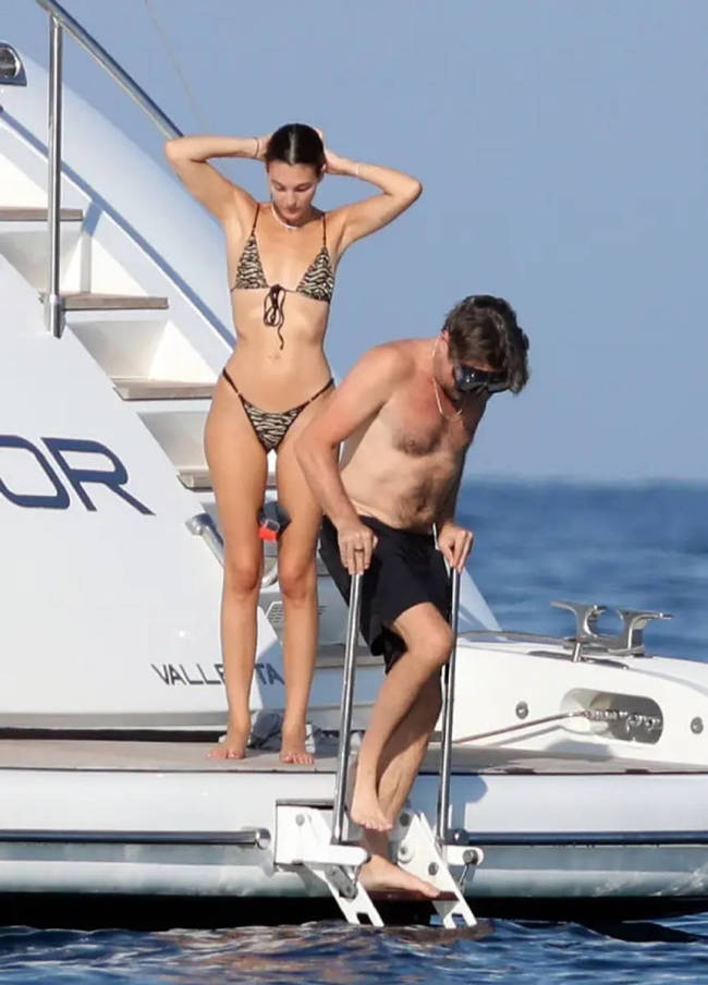 小李子和女友游艇度假 两人穿着泳衣超吸睛