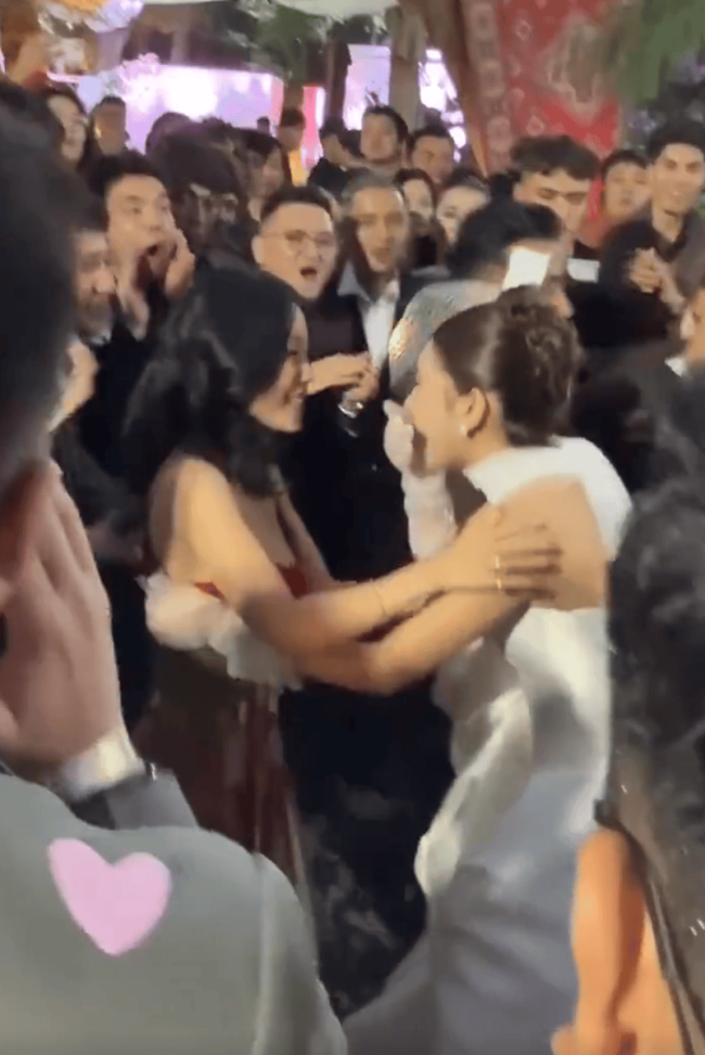 万妮达与黑东谈主男友合照曝光 两东谈主进入好友婚典