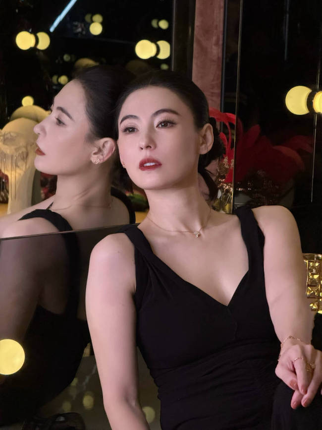 张柏芝深V玄色投降红唇吸睛 一袭黑裙勾画唯妙身姿