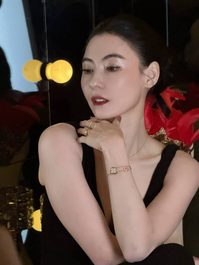 张柏芝深V玄色投降红唇吸睛 一袭黑裙勾画唯妙身姿