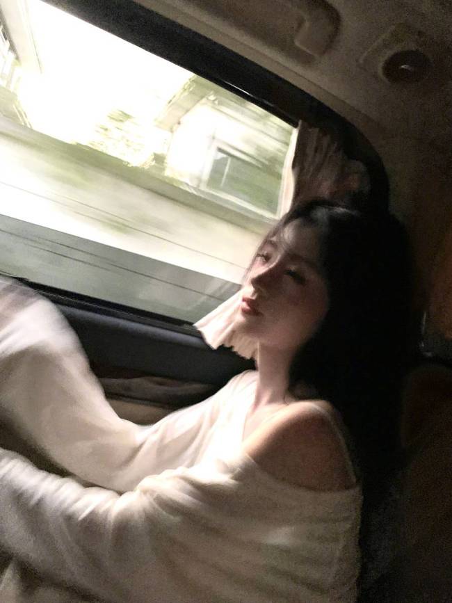 鞠婧祎晒车内好意思照氛围感拉满！露光滑香肩魔力皆备