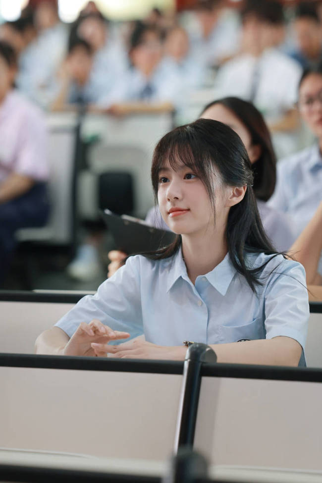 包上恩治服造型清纯明媚 看法忧郁化身芳华女主角