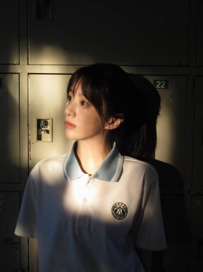 包上恩治服造型清纯明媚 看法忧郁化身芳华女主角