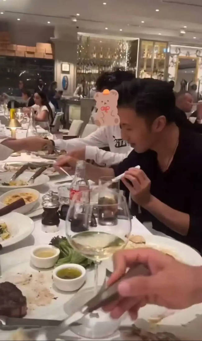 谢霆锋和大儿子度假被偶遇 父子状态在线气氛融洽