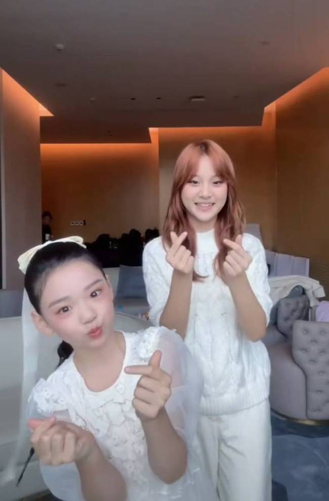 甜馨和小酒窝合拍舞蹈视频 两人笑容甜美画面养眼