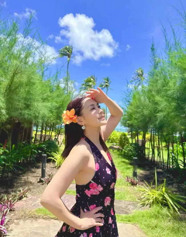 钟欣潼穿白色比基尼海边度假 神情温柔状态超好