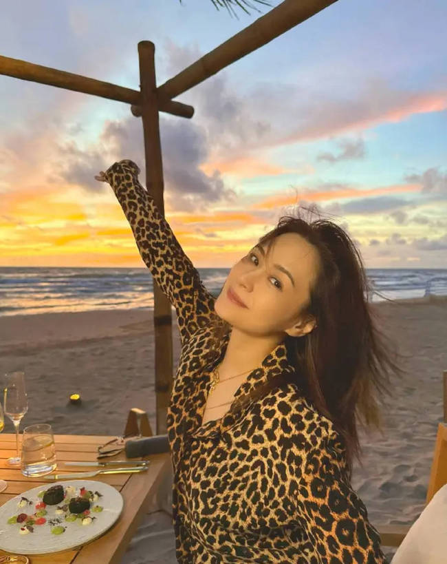 钟欣潼穿白色比基尼海边度假 神情温柔状态超好