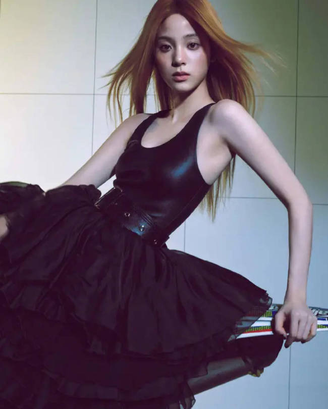 欧阳娜娜红色毛衣眼神温柔 妆容自然展现独特魅力