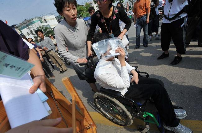 轮椅被大家举起来那一刻的含金量