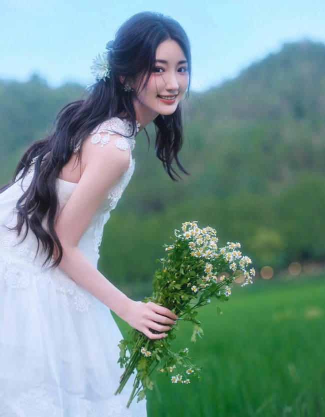 毛晓彤穿吊带裙可人似小青娥 笑脸甜好意思元气满满