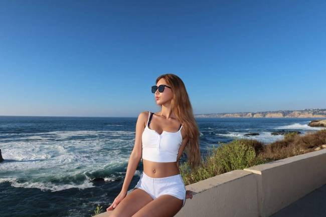 小S大女儿更新海边美照！秒变金发辣妹大长腿吸睛