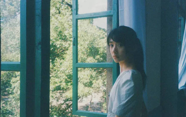 王影璐马尾辫青春阳光 穿格子衬衫站窗边氛围感足