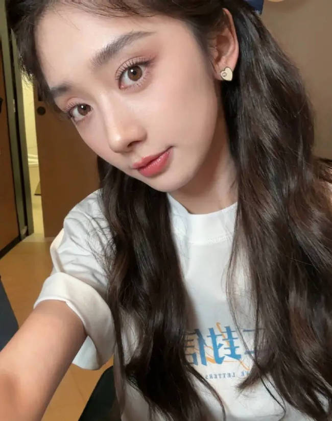 王影璐马尾辫青春阳光 穿格子衬衫站窗边氛围感足