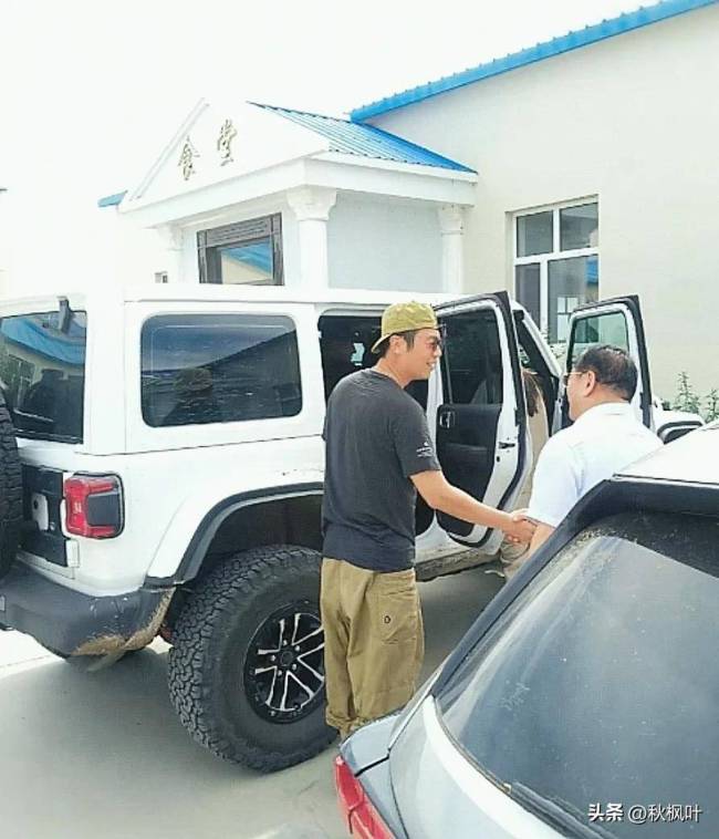 42岁朱亚文在内蒙古被偶遇，他打扮休闲，身高五五分，沧桑了许多 成熟魅力依旧