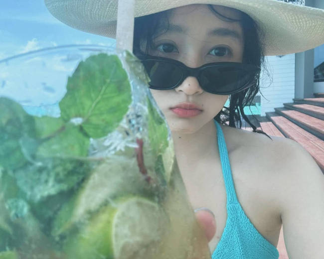 关晓彤INS更新海边度假美照 穿性感泳衣秀曲线身材