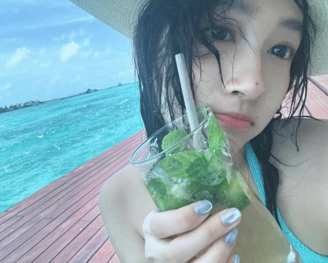 关晓彤INS更新海边度假美照 穿性感泳衣秀曲线身材