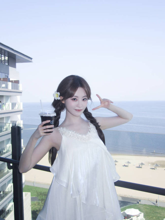 祝绪丹穿吊带尽显纯欲诱惑 嘟嘴回眸娇憨灵动