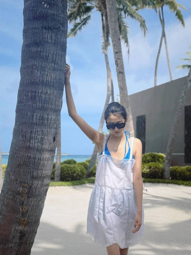 关晓彤INS更新海边度假美照 穿性感泳衣秀曲线身材